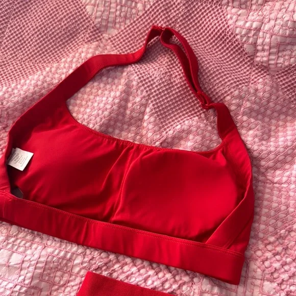 Yeoreo Red Sports Bra and Shorts Set - Picture 4 of 4